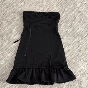 Chic Strapless Black Dress with Ruffle Hem